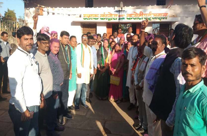 Dramatic events shown, Jogi came from Congress to Congress and Nina became president ... दिखा नाटकीय घटनाक्रम, जोगी कांग्रेस से कांग्रेस में आई और अध्यक्ष बन गई नीना ...