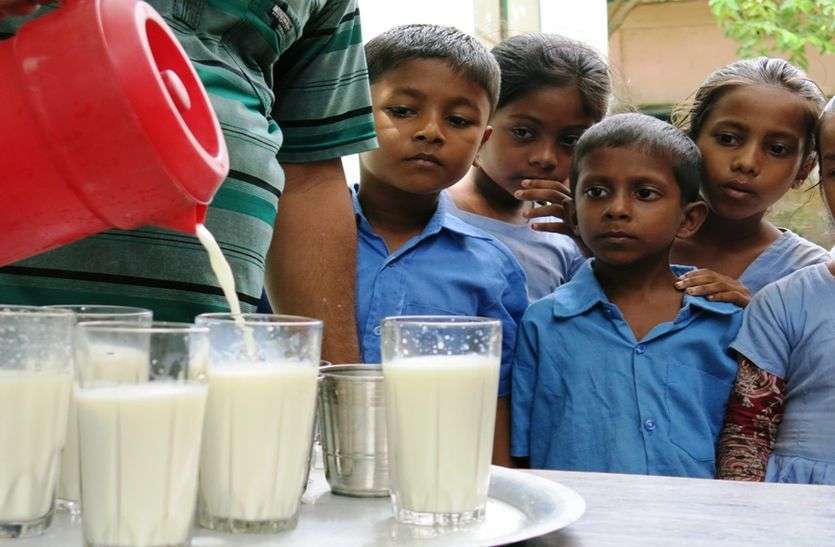 आंगनबाड़ी केन्द्रों पर बच्चों को आज से मिलेगा दूध आंगनबाड़ी केन्द्रों पर बच्चों को आज से मिलेगा दूध