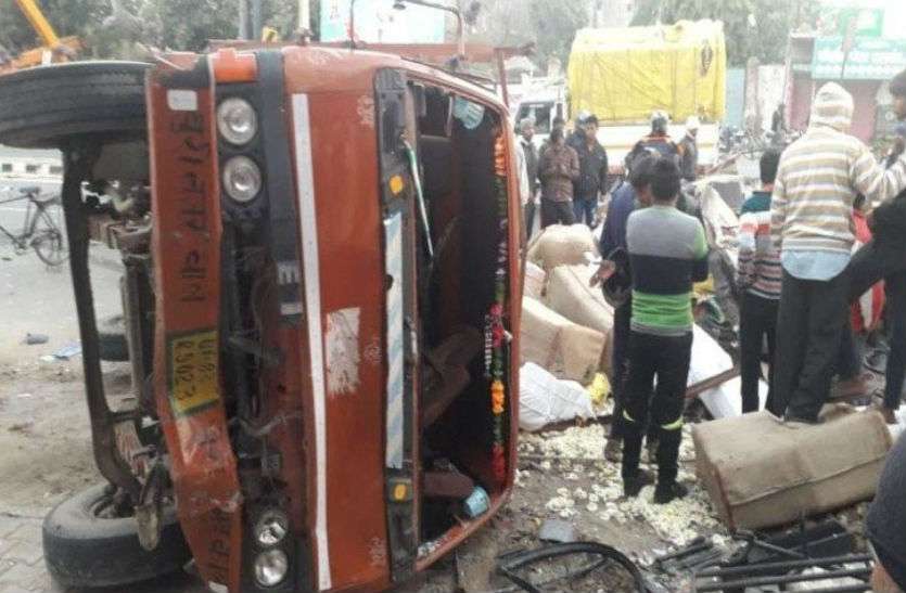 Accident in agra काला शनिवारः सड़क हादसों में 10 लोगों की मौत