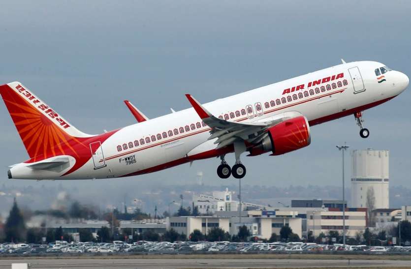 Maharashtra News : पुणे एयरपोर्ट के रनवे पर जीप! बाल-बाल बचे यात्री Maharashtra News : पुणे एयरपोर्ट के रनवे पर जीप! बाल-बाल बचे यात्री