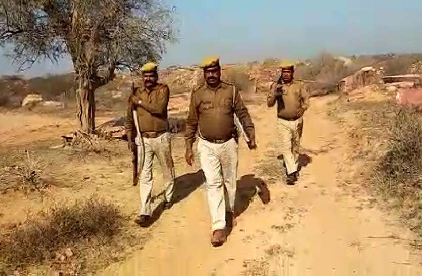 खनन लीज पर कब्जा करने डकैतों को बुलाते हैं खनन माफिया खनन लीज पर कब्जा करने डकैतों को बुलाते हैं खनन माफिया