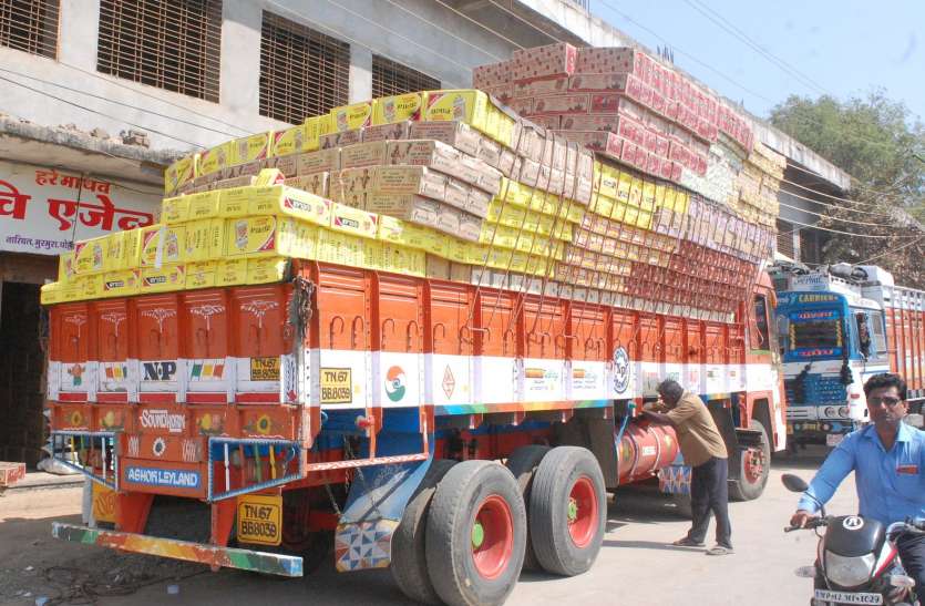 overload truck हाइटेंशन लाइन के पास खाली हो रहे ट्रक, हादसे का डर