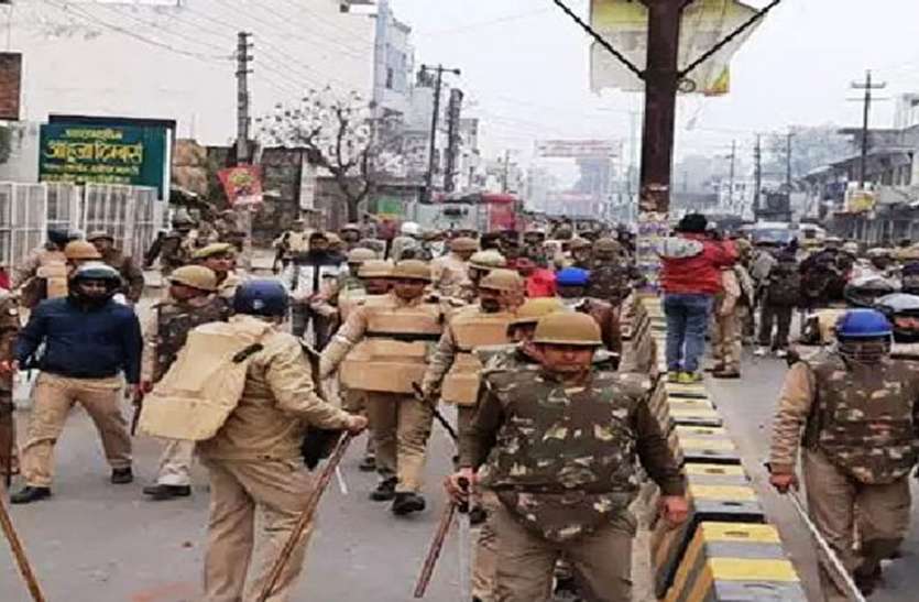 हिंसा में मारे गए युवकों के परिजन पहुंचे कोर्ट, पुलिस के खिलाफ दर्ज हो हत्या की रिपोर्ट हिंसा में मारे गए युवकों के परिजन पहुंचे कोर्ट, पुलिस के खिलाफ दर्ज हो हत्या की रिपोर्ट