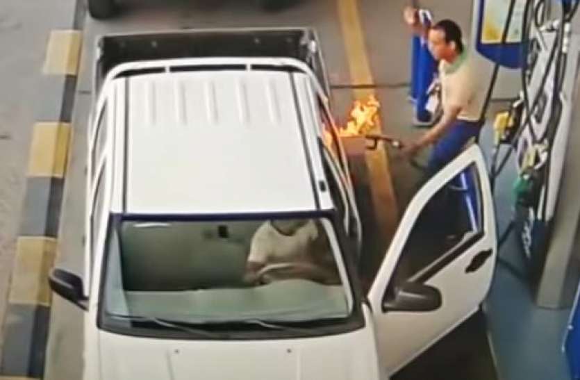 car fire Fuel भरवाते समय कभी भी नहीं खोलना चाहिए कार का दरवाजा, आग लगने का होता है डर