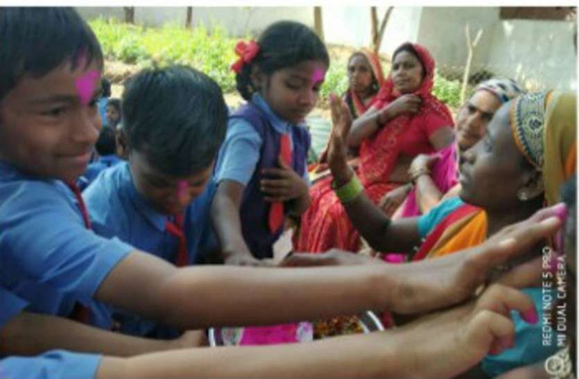 The role of parents in building the life of children is important, no one can ever be free from their debt. बच्चों के जीवन निर्माण में माता-पिता की भूमिका महत्वपूर्ण, उनके ऋण से कोई भी कभी भी मुक्त नही हो सकता