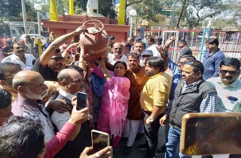 congress protest in ratlam VIDEO सिलेंडर के मूल्य वृद्धि के खिलाफ CONGRESS का रतलाम में प्रदर्शन