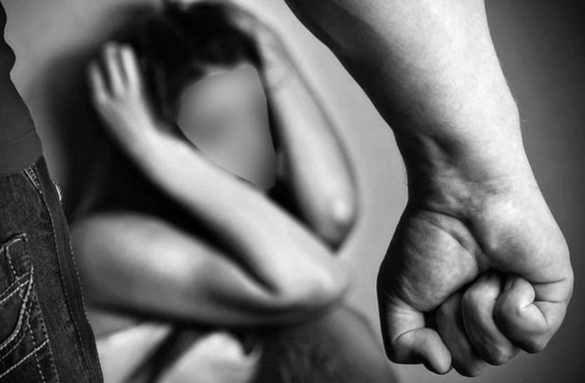 सरेराह महिला को बाल पकडक़र घसीटा, फिर कर दी ‘गंदी’ हरकत, वो बोली मुझे... सरेराह महिला को बाल पकडक़र घसीटा, फिर कर दी ‘गंदी’ हरकत, वो बोली मुझे...
