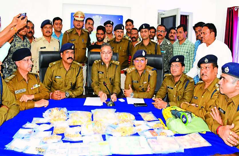 ज्वेलरी शो रूम में करोड़ों की चोरी करने वाला शातिर चोर खोलना चाहता था आलीशान पार्लर, पुलिस को चकमा देने 3 दिन पहले बंद कर दिया था मोबाइल ज्वेलरी शो रूम में करोड़ों की चोरी करने वाला शातिर चोर खोलना चाहता था आलीशान पार्लर, पुलिस को चकमा देने 3 दिन पहले बंद कर दिया था मोबाइल