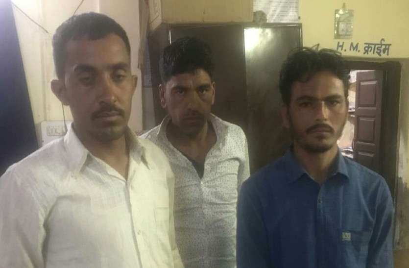कार में मिला 54 किलो डोडा पोस्त, तीन गिरफ्तार कार में मिला 54 किलो डोडा पोस्त, तीन गिरफ्तार