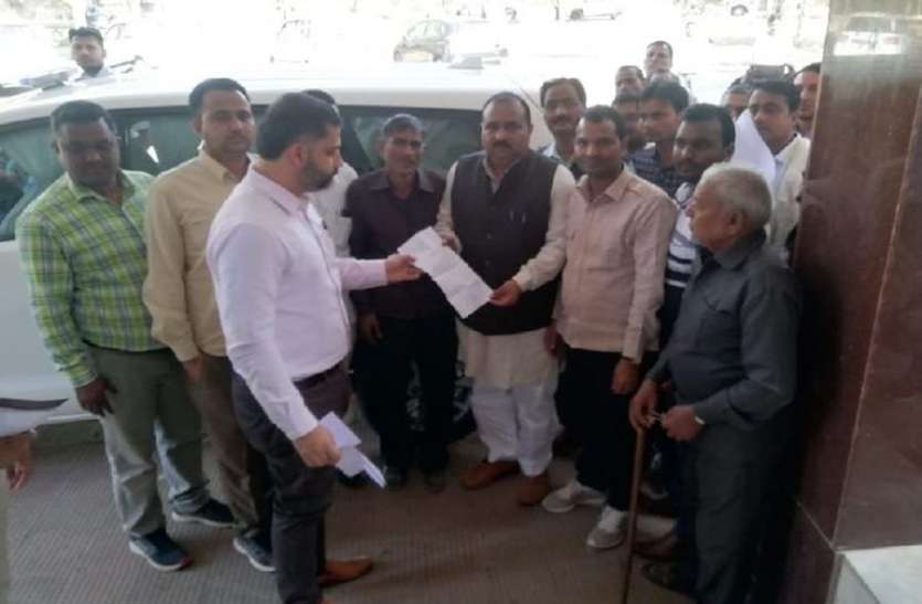 नई आबकारी नीति पर शराब व्यवसायियों ने दर्ज कराया विरोध नई आबकारी नीति पर शराब व्यवसायियों ने दर्ज कराया विरोध
