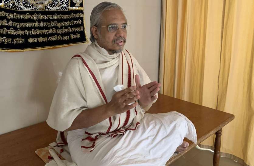 आगे बढऩे की होड़ में इंसानियत को पीछे छोड़ रहा इंसान आगे बढऩे की होड़ में इंसानियत को पीछे छोड़ रहा इंसान