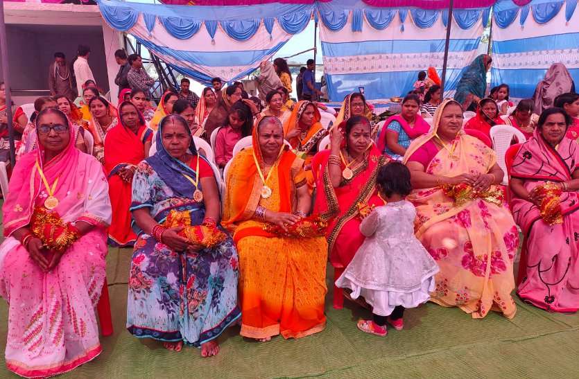 Talented students were rewarded, the elders of the society were also honored प्रतिभावान छात्र-छात्राएं हुए पुरस्कृत, समाज के वृद्धजनों का भी किया गया सम्मान