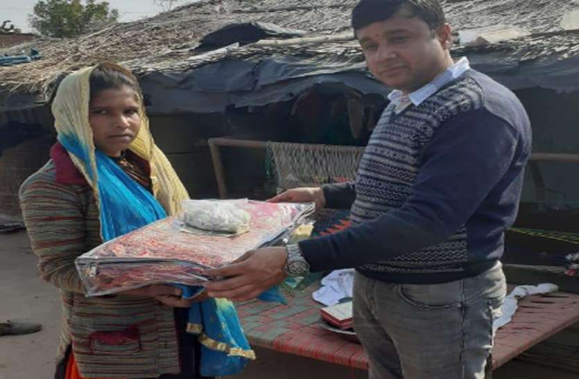 दहेज बिना बुआ की शादी नहीं हो पा रही थी, अब निर्धन युवतियों को ब्याह रहा परिवार दहेज बिना बुआ की शादी नहीं हो पा रही थी, अब निर्धन युवतियों को ब्याह रहा परिवार