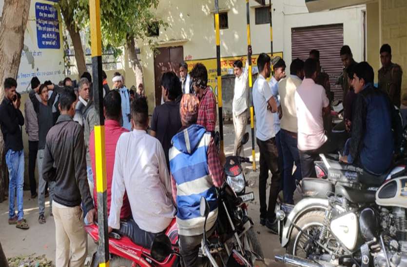 लापता युवक का शव पेड़ से लटका मिला लापता युवक का शव पेड़ से लटका मिला