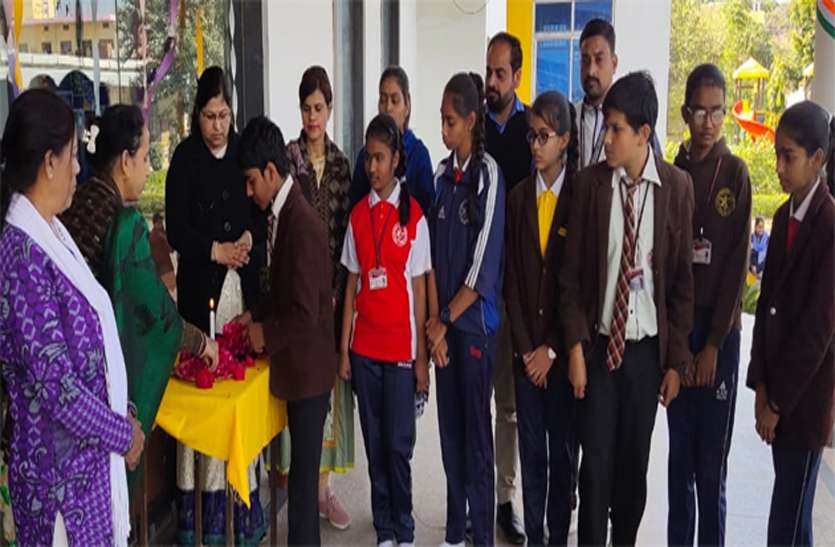 पुलवामा हमले में शहीद जवानों को दी श्रद्धांजलि पुलवामा हमले में शहीद जवानों को दी श्रद्धांजलि