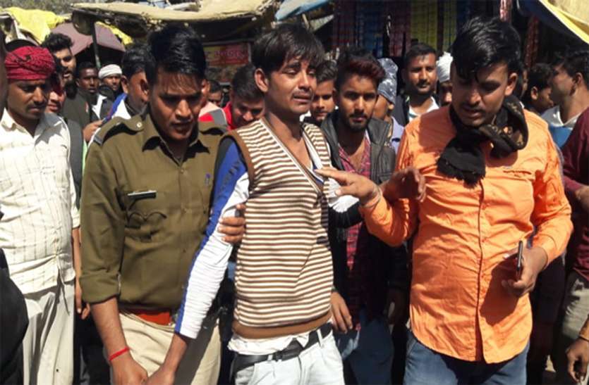 जेब से पर्स निकाला तो की धुनाई जेब से पर्स निकाला तो की धुनाई