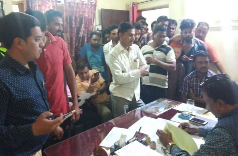 वेतन नहीं मिलने पर कर्मचारियों ने सीएमओ को घेरा वेतन नहीं मिलने पर कर्मचारियों ने सीएमओ को घेरा