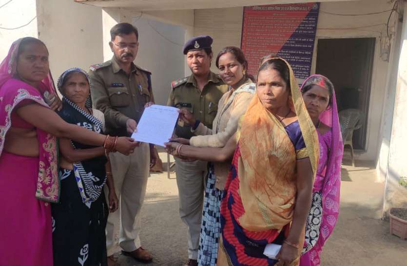 Memorandum submitted against the increase in the price of domestic gas cylinders घरेलू गैस सिलेडरों के दाम बढ़ाने के विरोध में सौंपा ज्ञापन