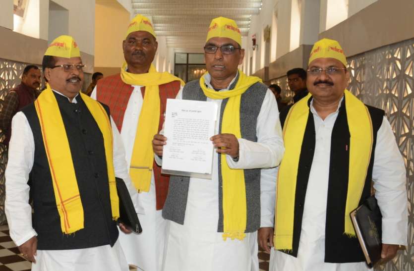 7 दल मिलकर भारतीय जनता पार्टी को उखाड़ने का काम करेगी : ओमप्रकाश राजभर 7 दल मिलकर भारतीय जनता पार्टी को उखाड़ने का काम करेगी : ओमप्रकाश राजभर