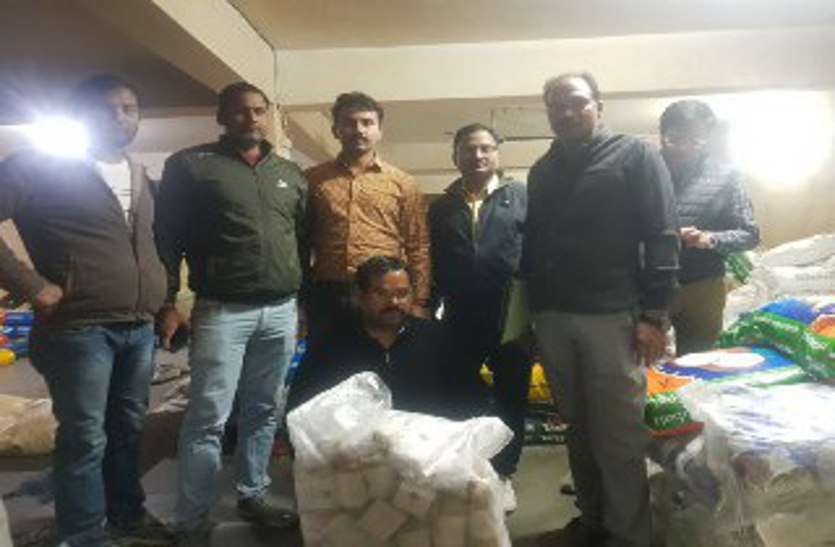 Adulterated coconut powder was being filled in packing of many companies कोकोनट पॉवडर मेंं मिलावट करने वाला कारखाना पकड़ा