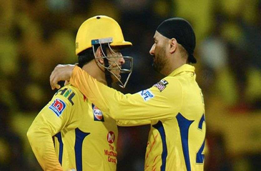 Harbhajan Singh and Mahendra Singh Dhoni सीएसके को लग सकता है एक साथ दो झटका, धोनी और हरभजन ले सकते हैं संन्यास