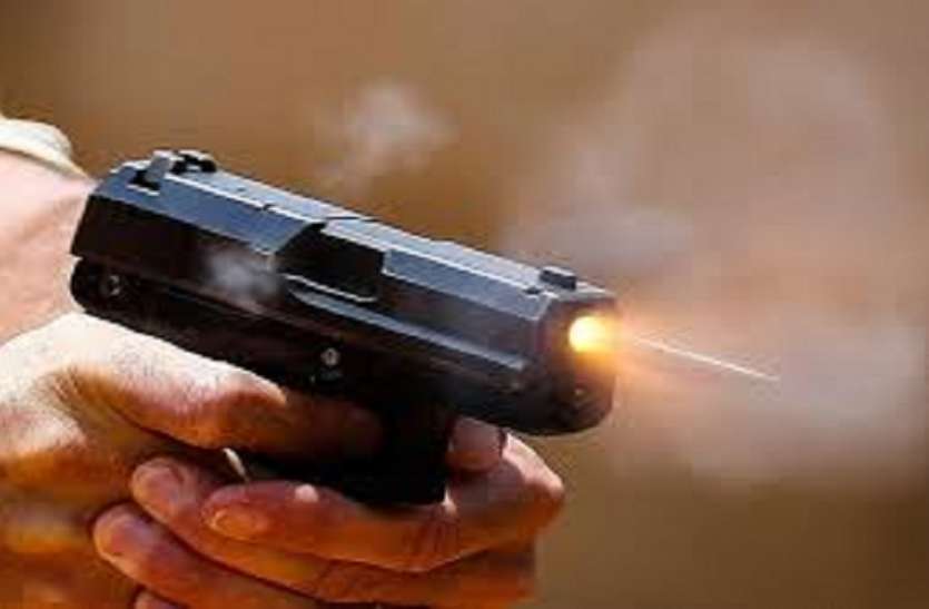 young man shot girl and committed suicide बीच सड़क पर युवती को गोली मार कर युवक ने खुद को भी उड़ाया , दोनों की मौके पर मौत