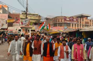 पुलवामा शहीदों की याद में तिरंगा यात्रा, भारत माता की जय के साथ शहीदों को किया नमन पुलवामा शहीदों की याद में तिरंगा यात्रा, भारत माता की जय के साथ शहीदों को किया नमन