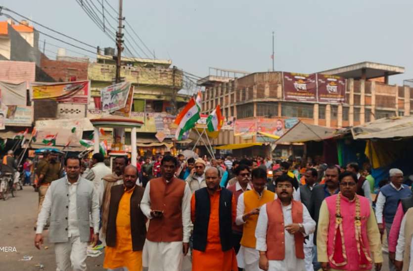 पुलवामा शहीदों की याद में तिरंगा यात्रा, भारत माता की जय के साथ शहीदों को किया नमन पुलवामा शहीदों की याद में तिरंगा यात्रा, भारत माता की जय के साथ शहीदों को किया नमन