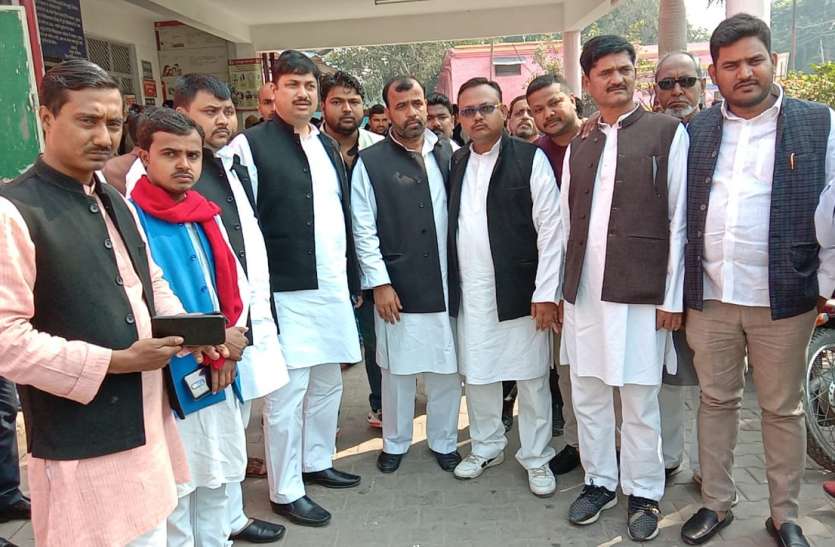 सपा बोली, प्रदेश के जंगलराज में बेटियां असुरक्षित, सीएम के शहर में पुलिसवालों द्वारा गैंगरेप शर्मनाक सपा बोली, प्रदेश के जंगलराज में बेटियां असुरक्षित, सीएम के शहर में पुलिसवालों द्वारा गैंगरेप शर्मनाक