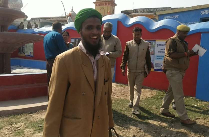 राम मंदिर के सामने नमाज पढ़ते संदिग्ध गिरफ्तार राम मंदिर के सामने नमाज पढ़ते संदिग्ध गिरफ्तार