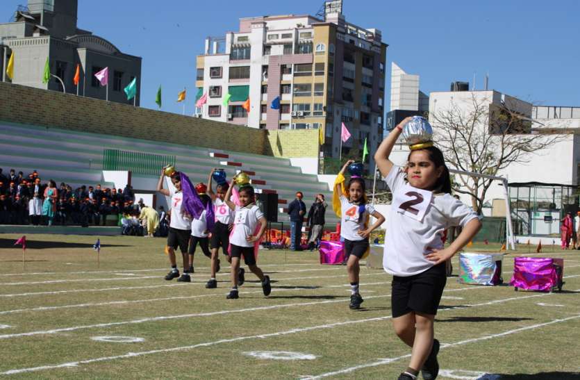 Sports Meet : बच्चों के सिर पर मटकी, पदक जीतकर मनाई खुशी Sports Meet : बच्चों के सिर पर मटकी, पदक जीतकर मनाई खुशी