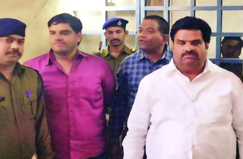 हवालात देखते ही भाजपा नेता के छूटे पसीने, संत्री ने डर दिखाया तो गया अंदर, सुबह बोला-मेरी तो कमर अकड़ गई हवालात देखते ही भाजपा नेता के छूटे पसीने, संत्री ने डर दिखाया तो गया अंदर, सुबह बोला-मेरी तो कमर अकड़ गई