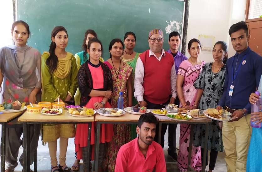 Vinita in jugaad competition from junk, Aradhana in cuisine, Shivani in henna and Anusuiya got first position in Salad कबाड़ से जुगाड़ प्रतियोगिता में विनिता, व्यंजन में अराधना, मेंहदी में शिवानी व सलाद में अनुसुईया को मिला प्रथम स्थान