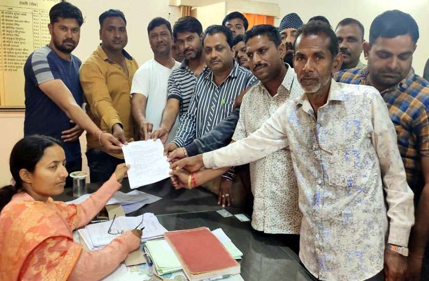 नई आबकारी नीति के विरोध में आवेदन नहीं लगाने का निर्णय, अनुज्ञाधारी संघ ने मुख्यमंत्री के नाम सौंपा ज्ञापन नई आबकारी नीति के विरोध में आवेदन नहीं लगाने का निर्णय, अनुज्ञाधारी संघ ने मुख्यमंत्री के नाम सौंपा ज्ञापन