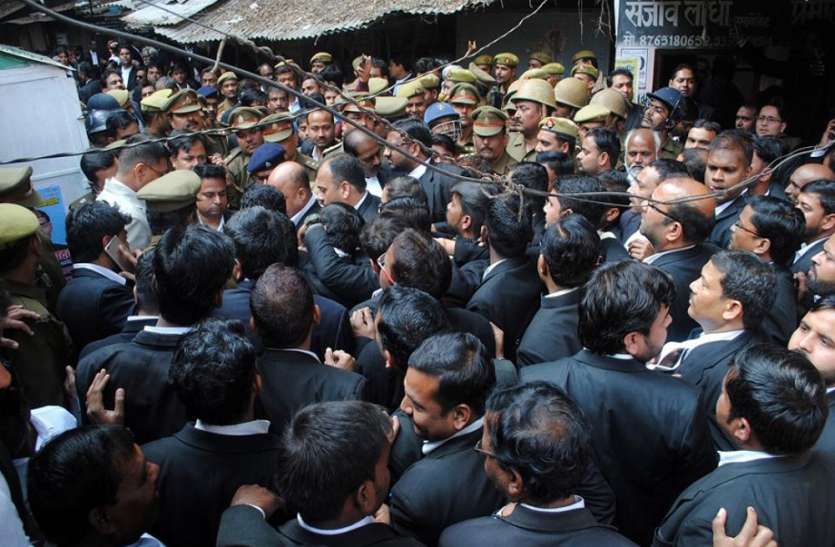 सिविल कोर्ट परिसर में दिनदहाड़े बम से हमला, बार एसोसिएशन के महामंत्री जीतू यादव गिरफ्तार सिविल कोर्ट परिसर में दिनदहाड़े बम से हमला, बार एसोसिएशन के महामंत्री जीतू यादव गिरफ्तार