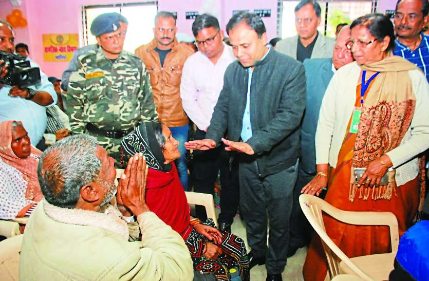 66 year old man married 55 year old girlfriend 66 साल का बुजुर्ग कलेक्टर से बोला साहब 55 साल की प्रेमिका से करा दो मेरी शादी