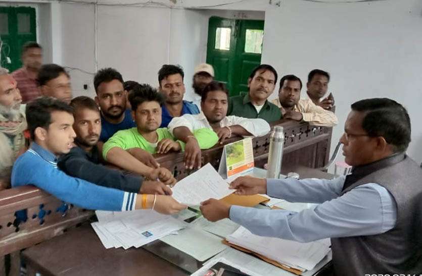 मंदिर के दानपात्र से चोरी गई राशि बरामद करने की मांग, एसडीओ को सौंपा ज्ञापन मंदिर के दानपात्र से चोरी गई राशि बरामद करने की मांग, एसडीओ को सौंपा ज्ञापन