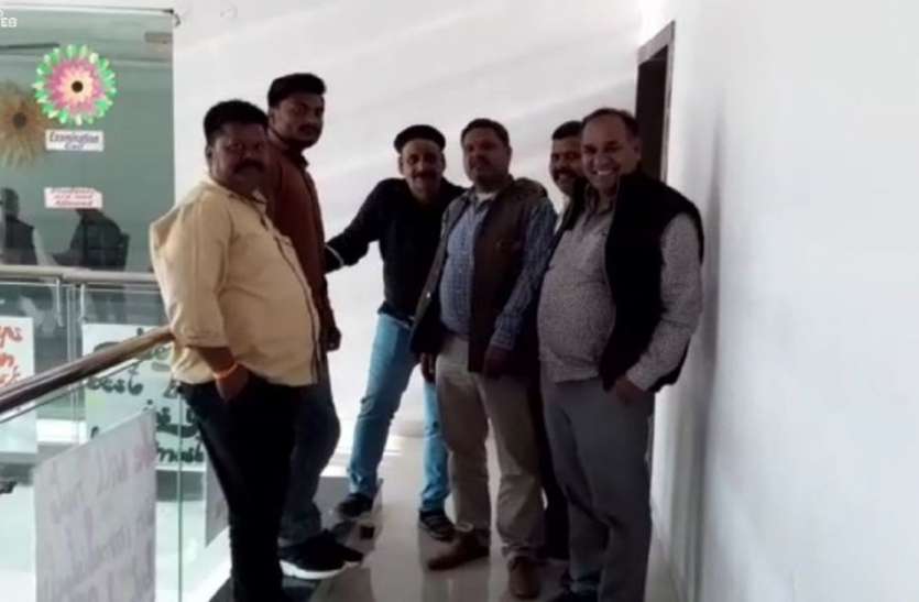 भाजपा अपने पार्षदों को संभालने में जुटी तो कांग्रेस की नजरें भाजपा के पार्षदों पर भाजपा अपने पार्षदों को संभालने में जुटी तो कांग्रेस की नजरें भाजपा के पार्षदों पर