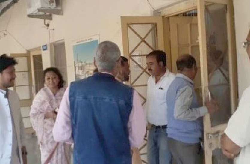 कांग्रेस पर्यवेक्षक ने कहा हर हाल में चाहिए अध्यक्ष तो बाहर भिड़े पार्षद कांग्रेस पर्यवेक्षक ने कहा हर हाल में चाहिए अध्यक्ष तो बाहर भिड़े पार्षद