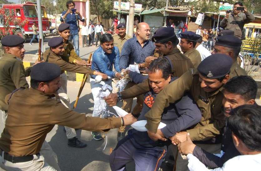 लोक निर्माण मंत्री का पुतला फूंकने आए भाजपाई, छिनाझपटी पर बिखरा पुतला लोक निर्माण मंत्री का पुतला फूंकने आए भाजपाई, छिनाझपटी पर बिखरा पुतला