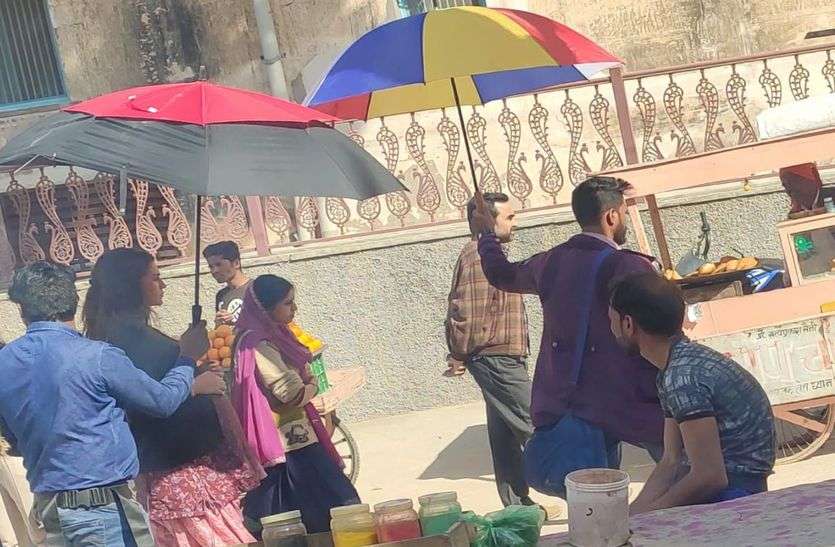 पंकज त्रिपाठी ने दिया चाट, अभिनेत्री कृति सेनॉन ने किया खाने से इंकार
