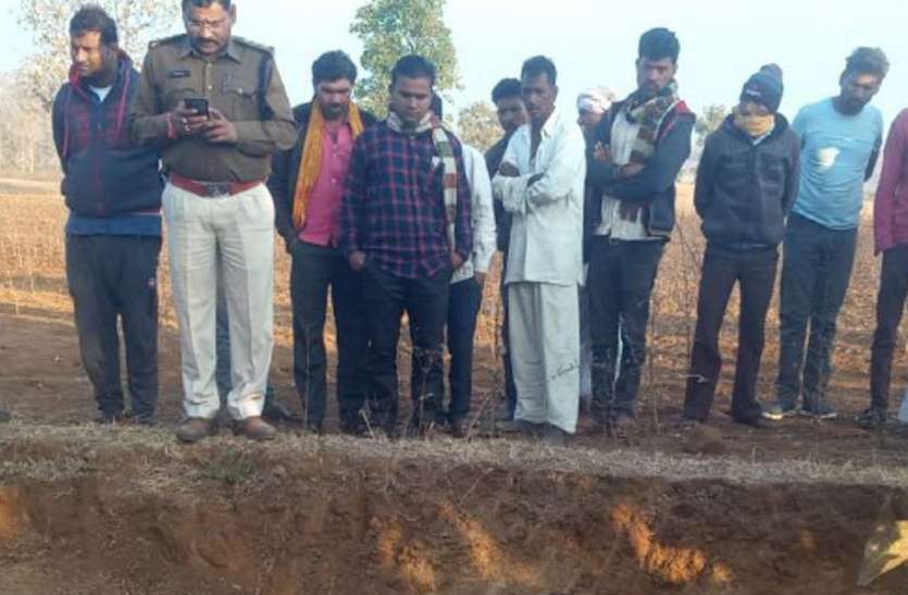 घर लौटने पर बदनामी का था डर, प्रेमी के साथ जंगल में जहर खाकर प्रेमिका ने की आत्महत्या घर लौटने पर बदनामी का था डर, प्रेमी के साथ जंगल में जहर खाकर प्रेमिका ने की आत्महत्या