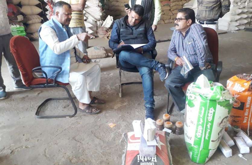 मंडी व्यापारियों पर खाद्य सुरक्षा विभाग की दबिश, मंडी में मचा हडकंप मंडी व्यापारियों पर खाद्य सुरक्षा विभाग की दबिश, मंडी में मचा हडकंप