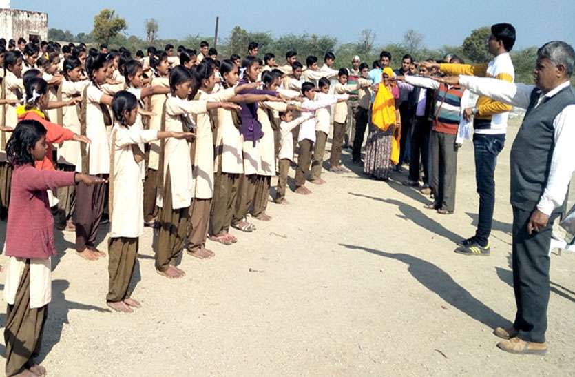 स्वर्णिम भारत अभियान: समानता का व्यवहार रखने व मौलिक अधिकार एवं कर्तव्य पालन करने की ली शपथ स्वर्णिम भारत अभियान: समानता का व्यवहार रखने व मौलिक अधिकार एवं कर्तव्य पालन करने की ली शपथ