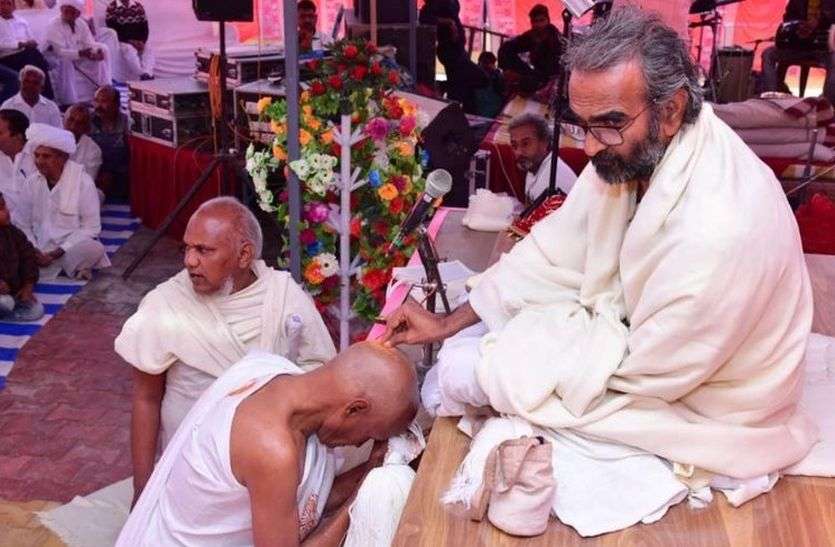 - भांडवपुर में जैनाचार्य की निश्रा में दीक्षार्थी आजाद ने किया संयम पथ अंगीकार दीक्षार्थी आजाद कुमार बने मुनि पुष्पदन्त विजय
