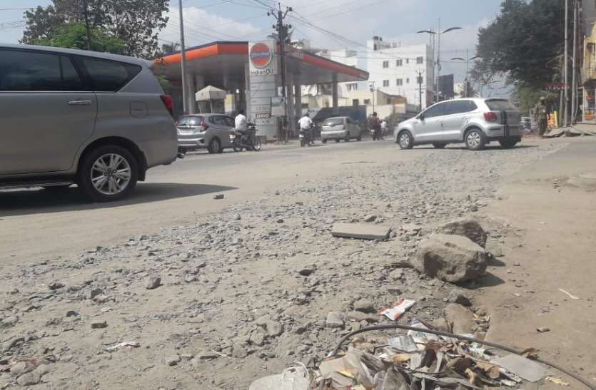 मुख्य मार्ग के तिराहे की सड़क टूटी, कई बार यातायात होता है प्रभावित मुख्य मार्ग के तिराहे की सड़क टूटी, कई बार यातायात होता है प्रभावित