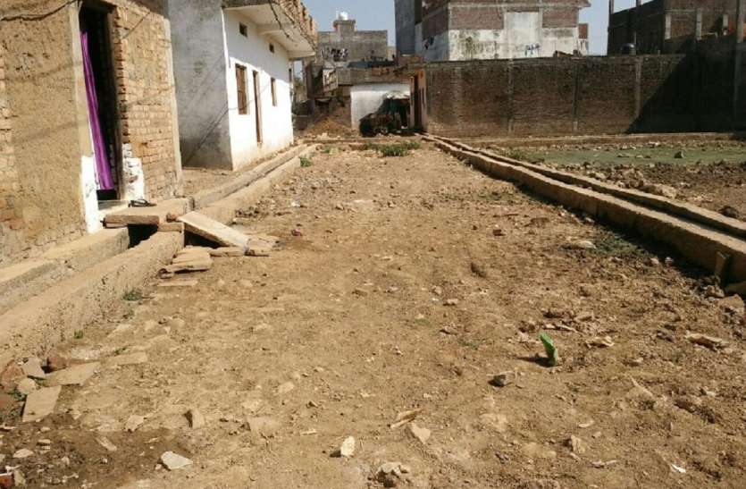 ,,, सड़कें आधी बनाकर छोड़ीं तो नालियों में ढलान ही नहीं