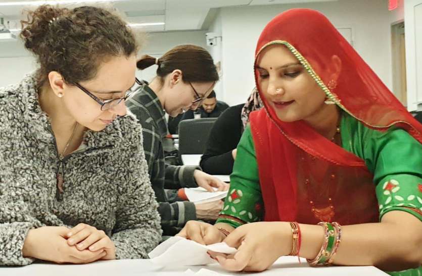 Rumadevi teaches embroidery to girl students in America रुमादेवी : हार्वर्ड में निखरे थार के चटक रंग, घूमर की गूंज