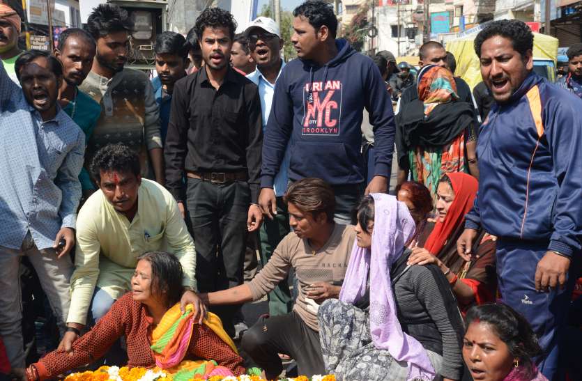 pradarshan.jpg fear of murder:सतपुला रेल ट्रैक के किनारे नाली में मिला युवक का शव, हत्या की आशंका