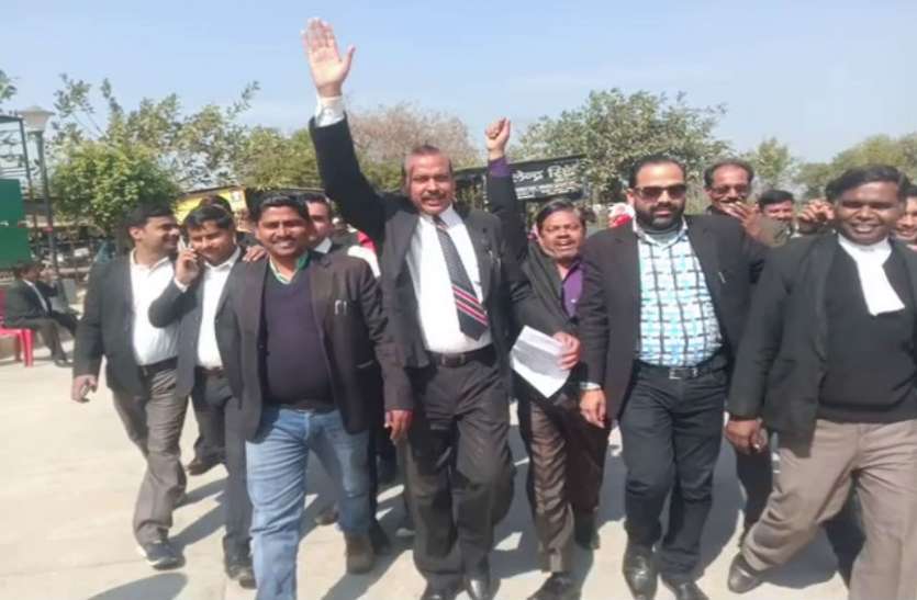 लखनऊ कोर्ट ब्लास्ट के विरोध में अधिवक्ताओं का प्रदर्शन लखनऊ कोर्ट ब्लास्ट के विरोध में अधिवक्ताओं का प्रदर्शन